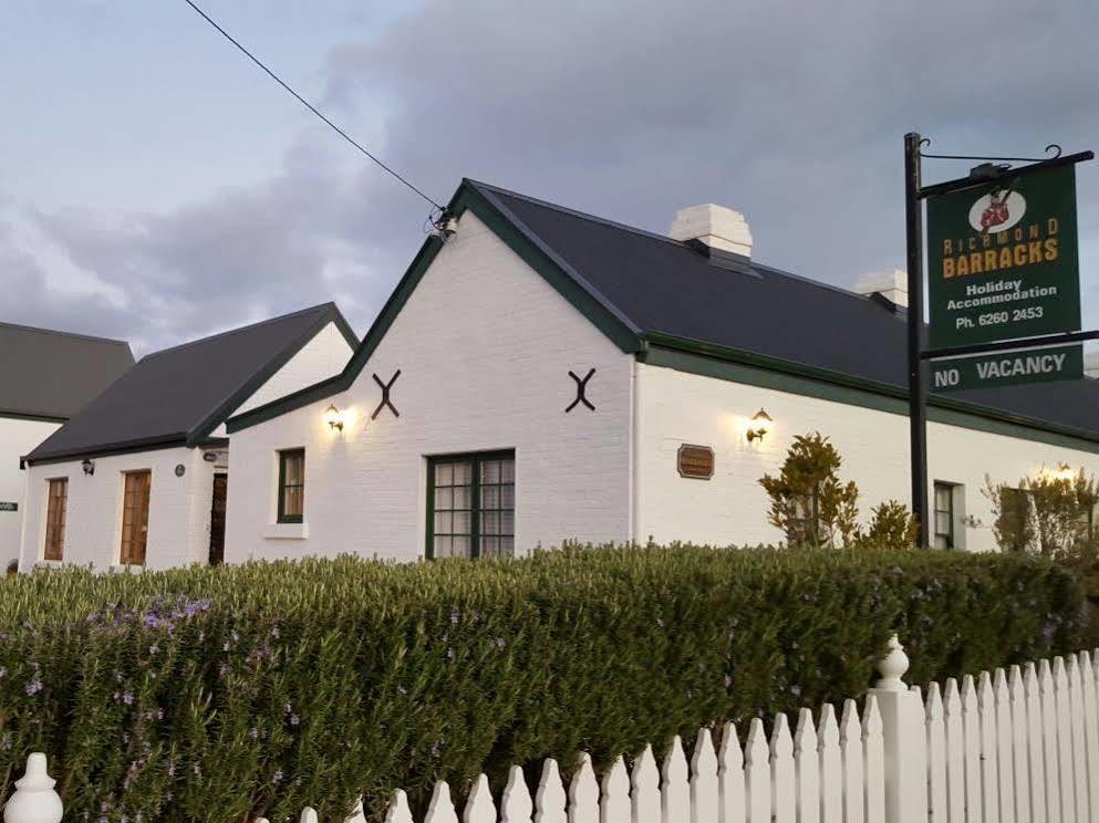 Hotel Richmond Barracks Exterior foto